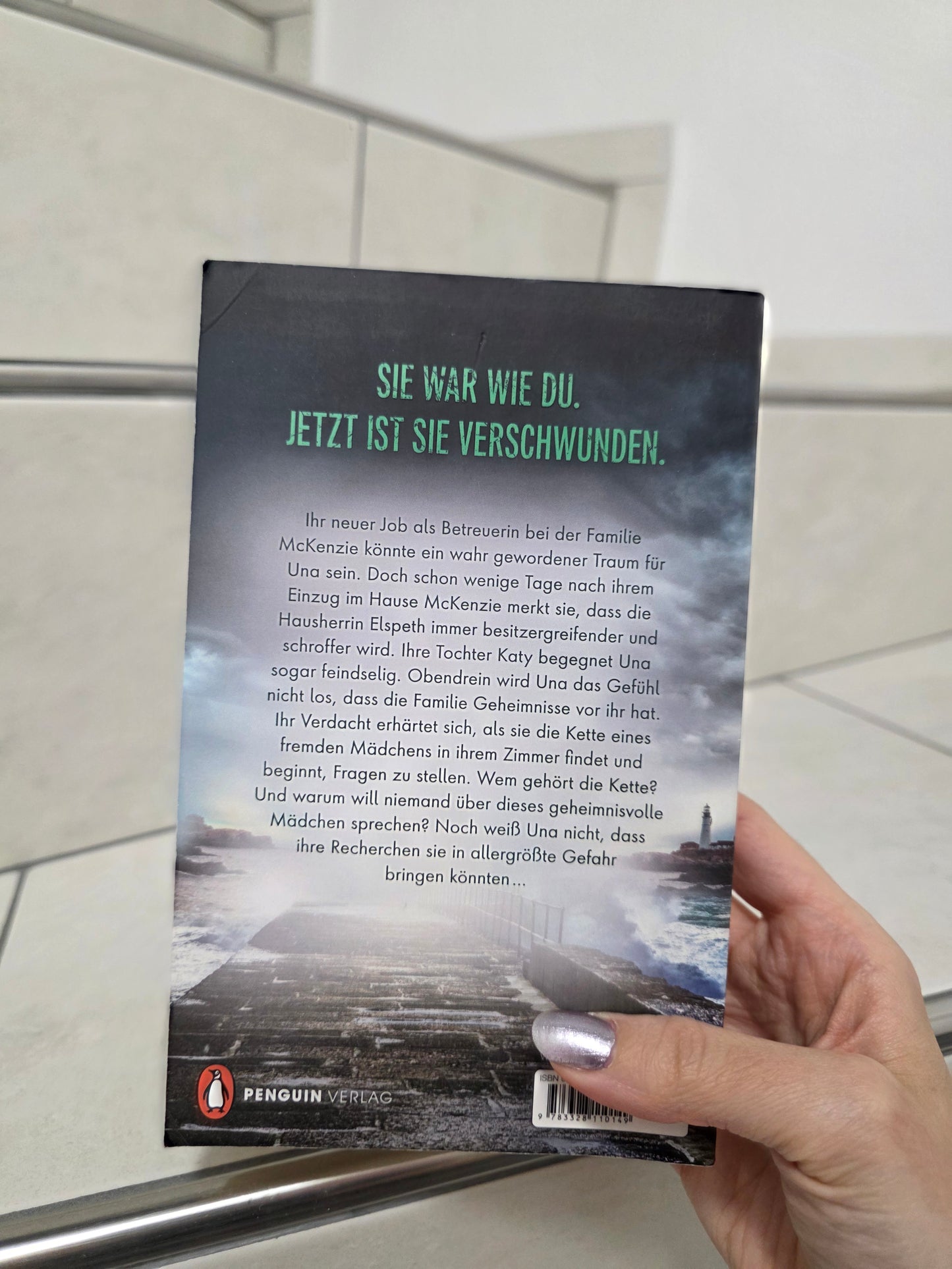 Schönes Mädchen von Claire Douglas