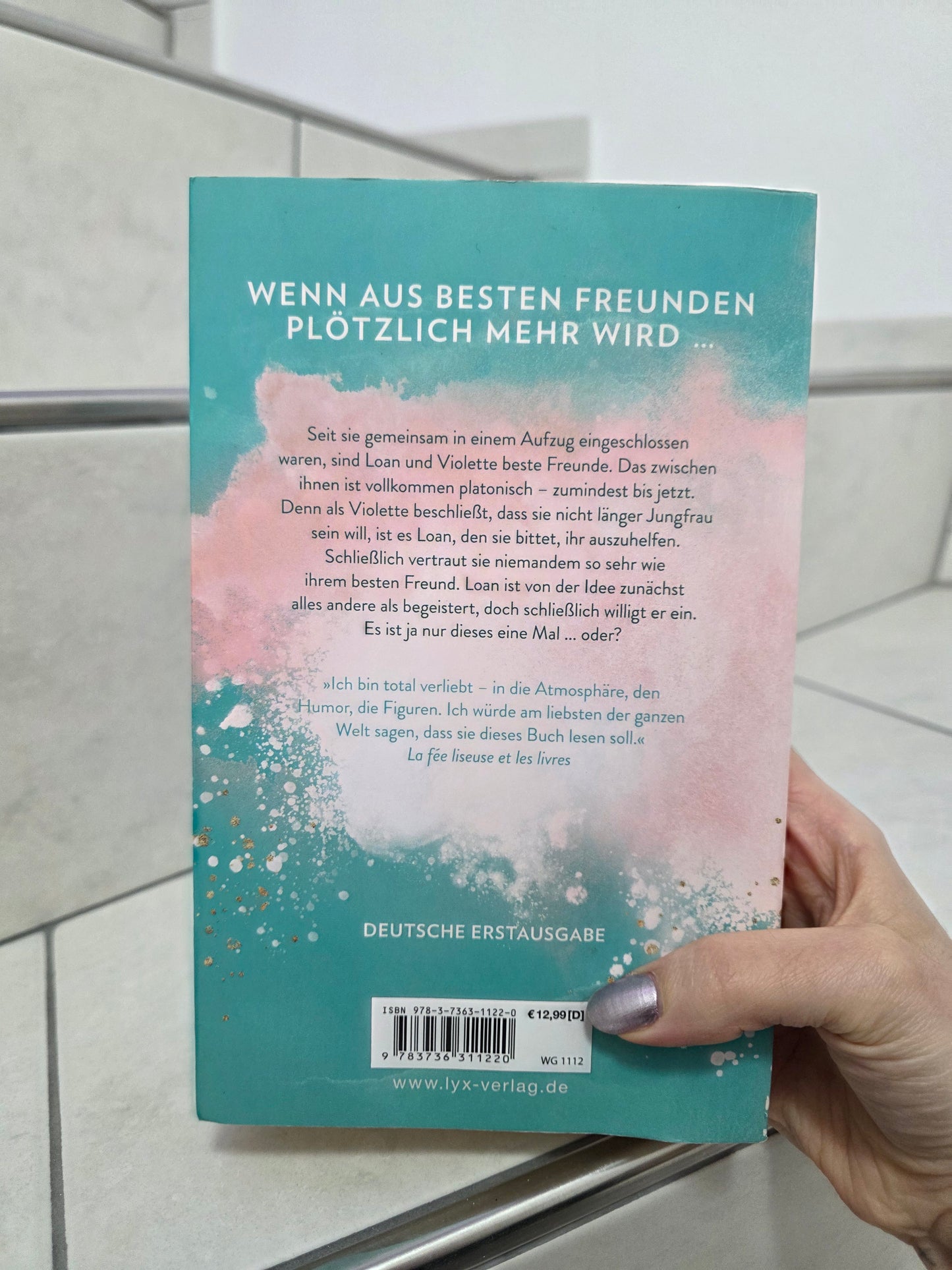 Never too close von Morgane Moncomble
