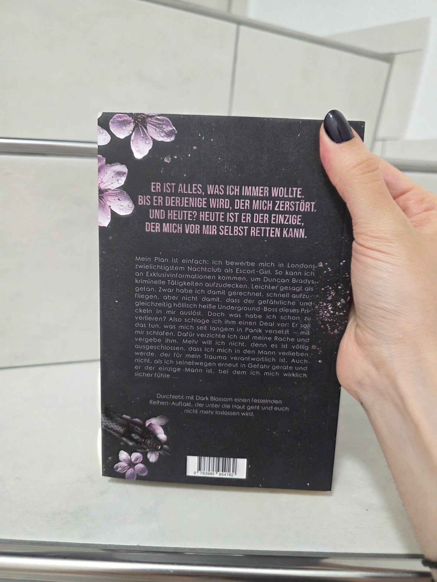 Dark Blossom von Alessia Gold