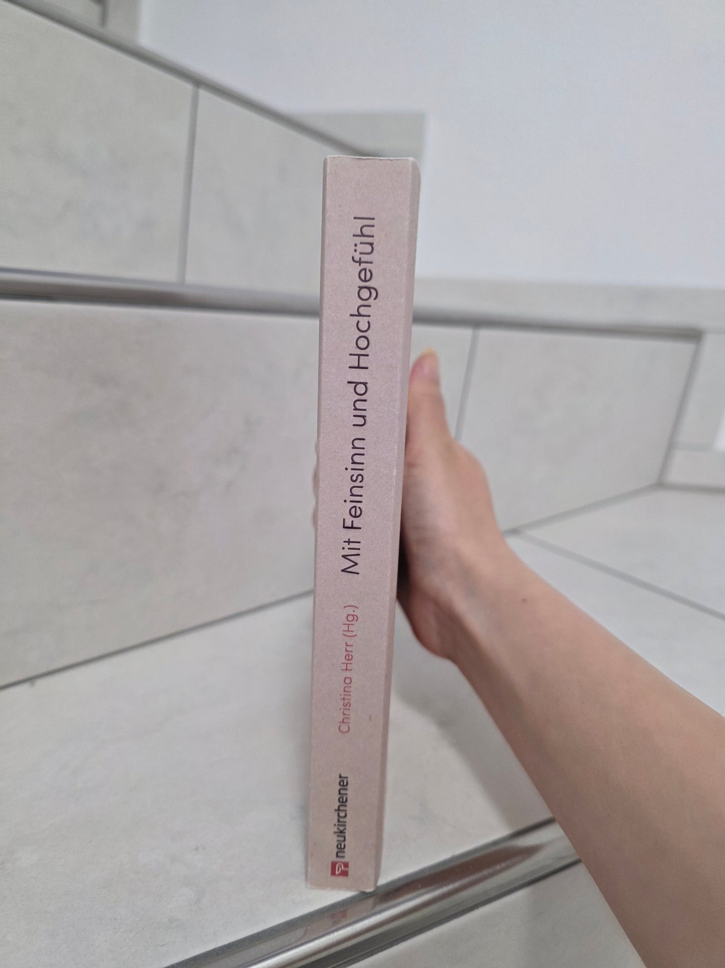 Mit Feinsinn und Hochgefühl von Christina Herr