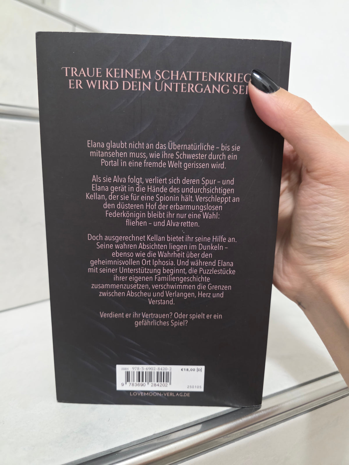 A Queen of Feathers and Storm von Anna K. Rhodes & Robin E. Shaw