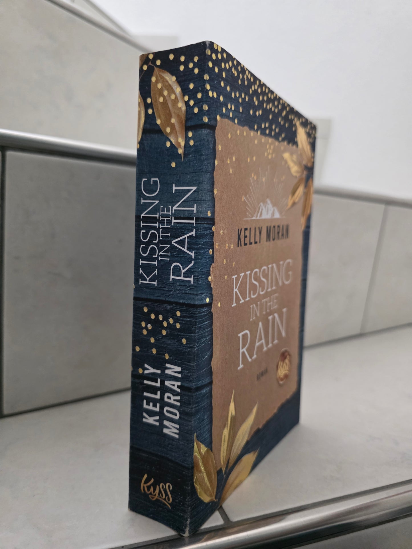 Kissing in the Rain von Kelly Moran