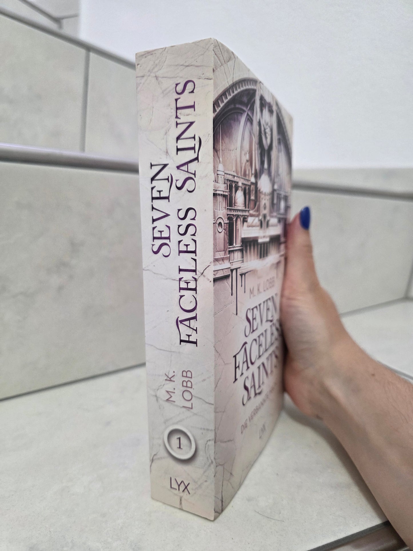 Seven Faceless Saints - Die verbannte Macht von M. K. Lobb