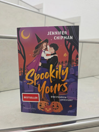 Spookily Yours von Jennifer Chipman