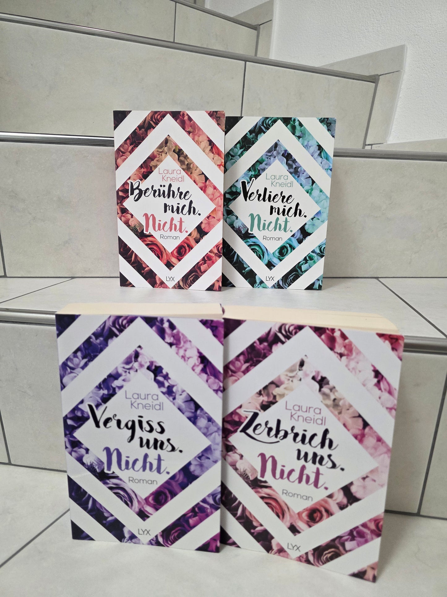 Berühre mich nicht Reihe von Laura Kneidl