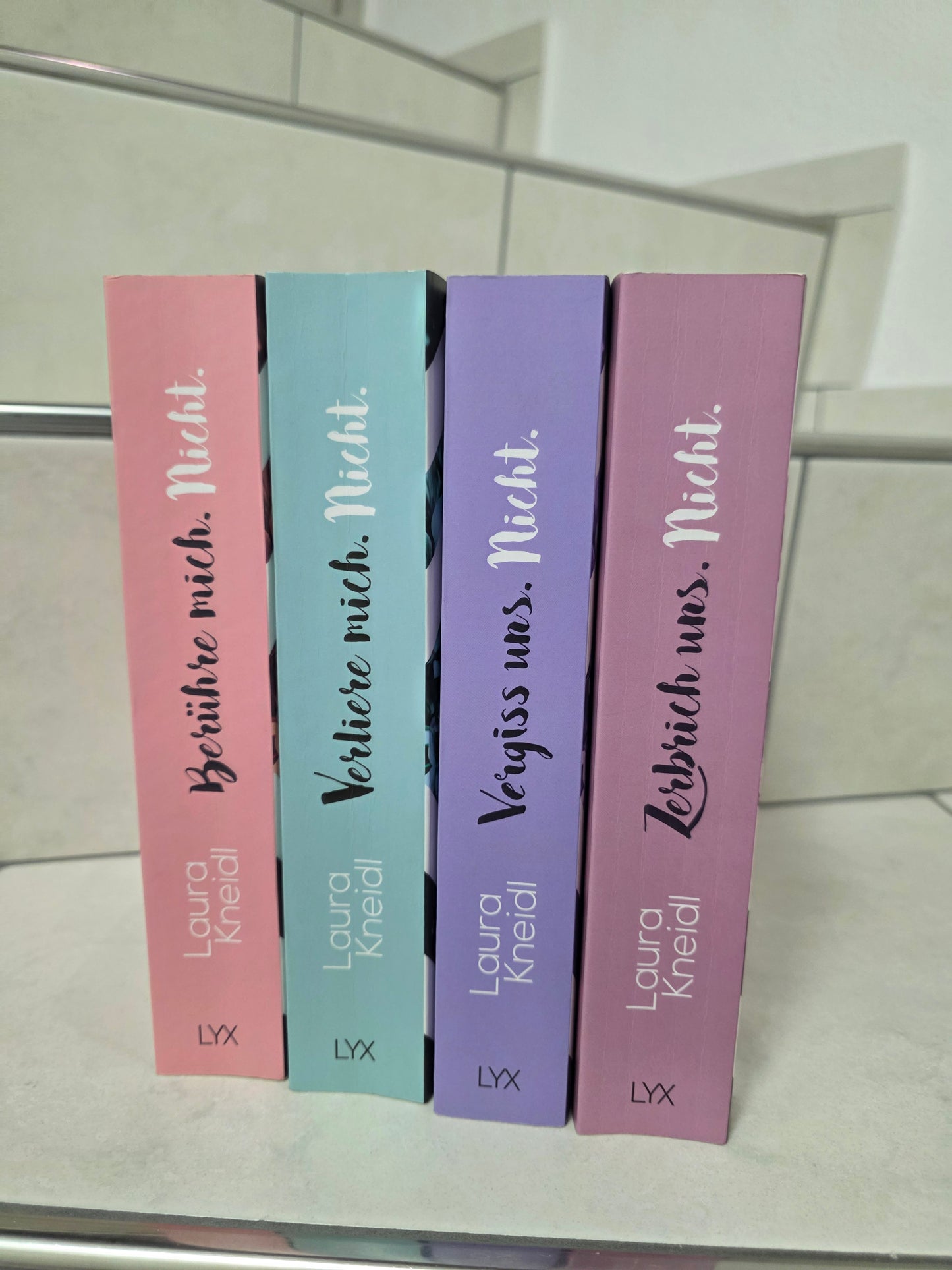 Berühre mich nicht Reihe von Laura Kneidl