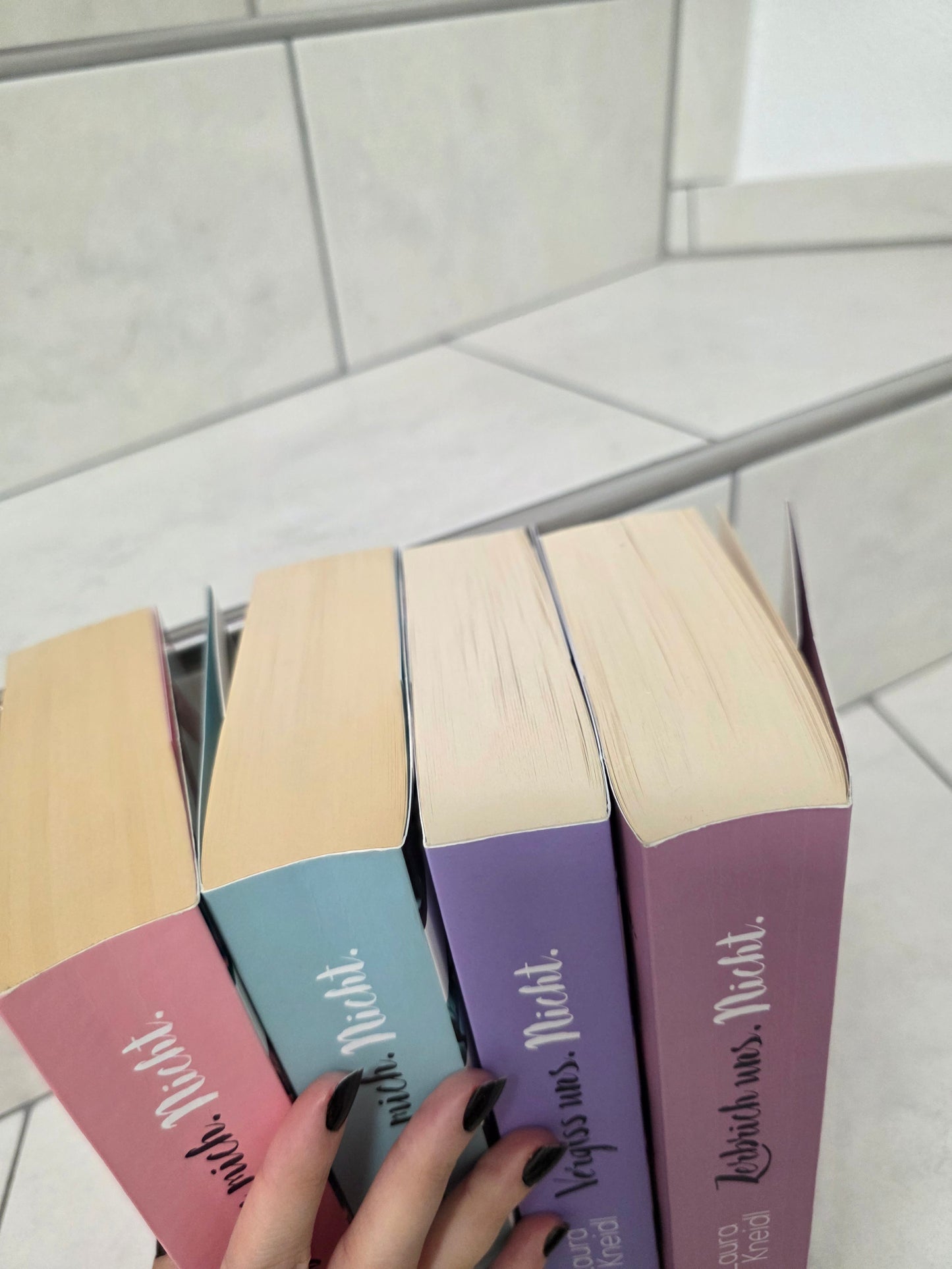 Berühre mich nicht Reihe von Laura Kneidl