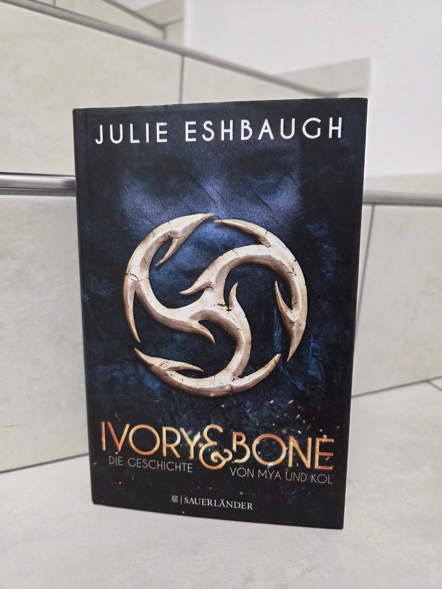 Ivory & Bone von Julie Eshbough