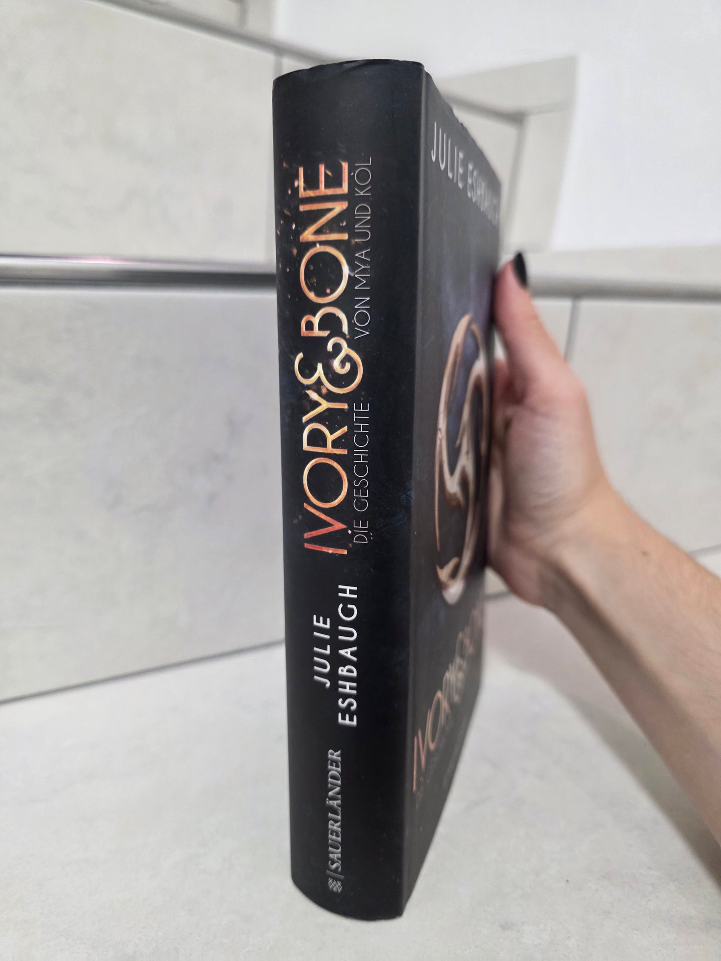 Ivory & Bone von Julie Eshbough