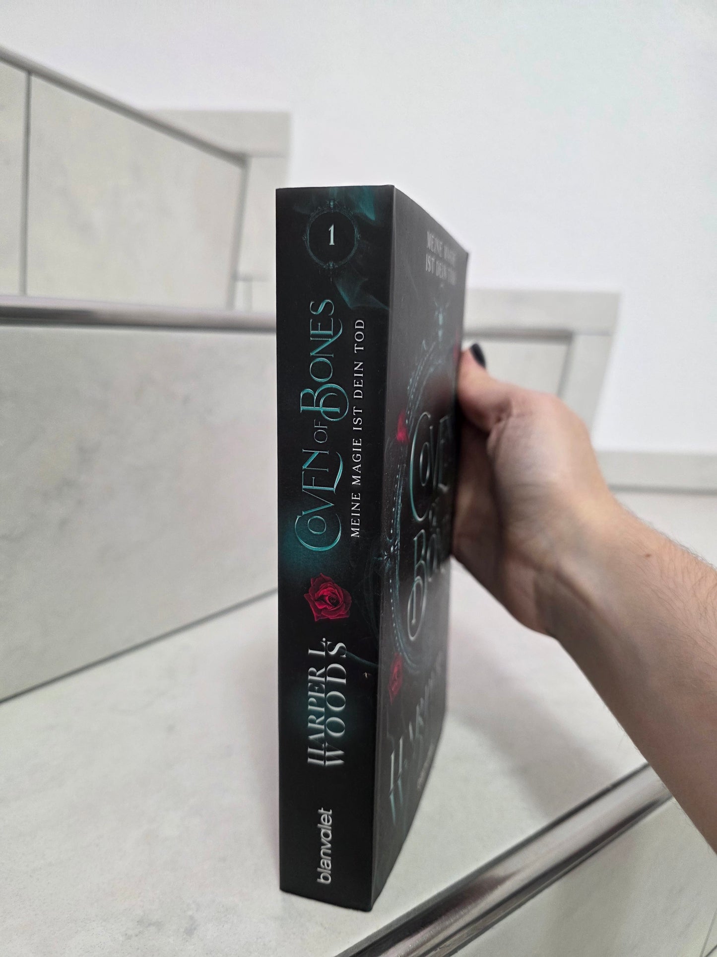 Coven of Bones von Harper L. Woods
