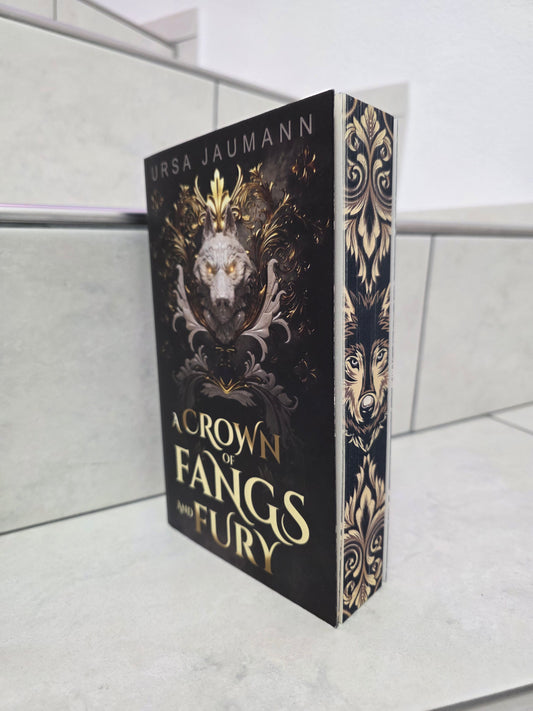 A Crown of Fangs and Fury von Ursa Jaumann