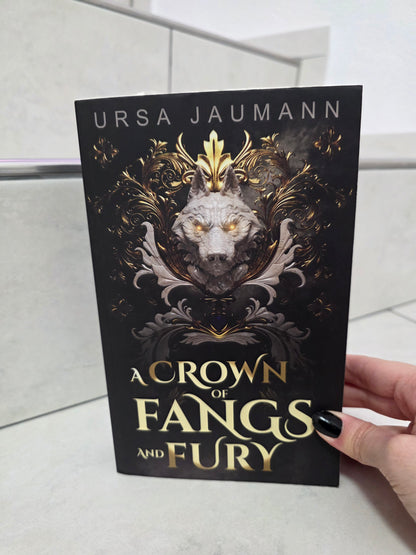 A Crown of Fangs and Fury von Ursa Jaumann