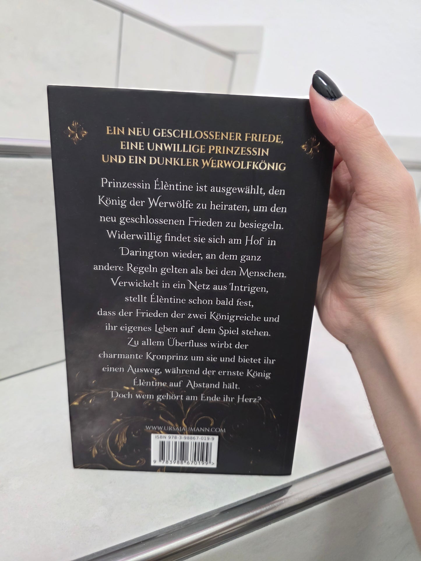A Crown of Fangs and Fury von Ursa Jaumann