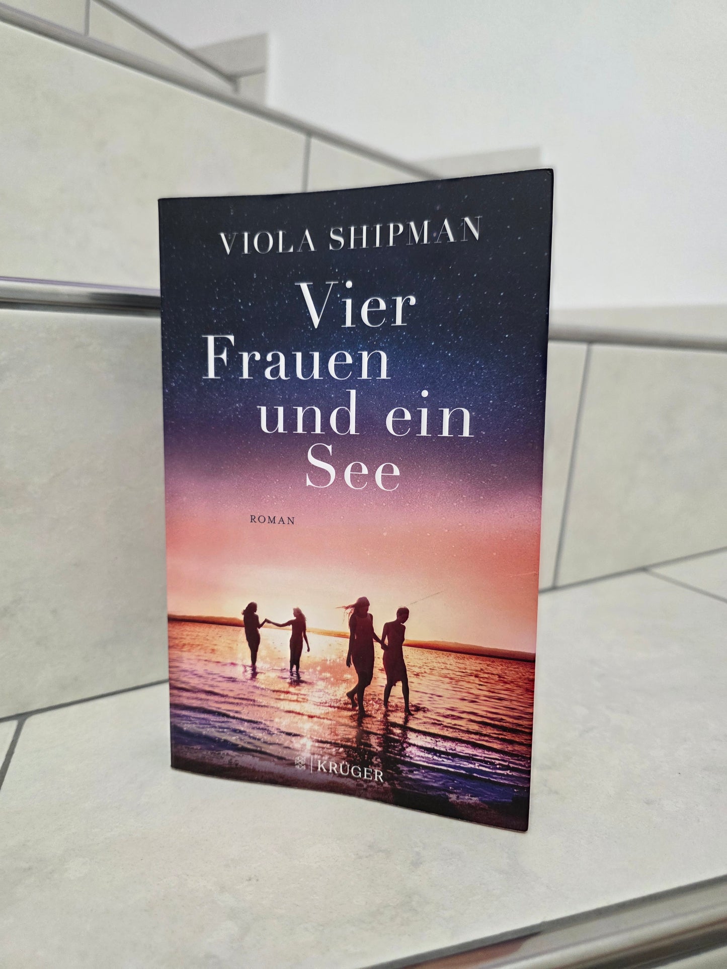 Vier Frauen und ein See von Viola Shipman
