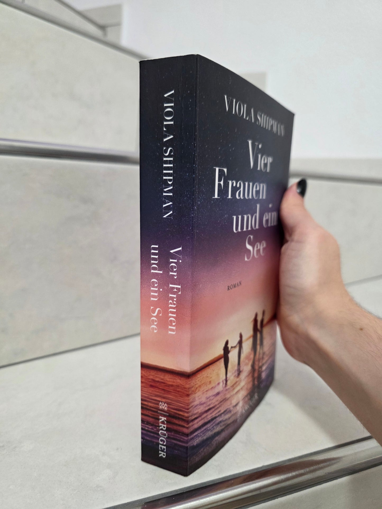 Vier Frauen und ein See von Viola Shipman