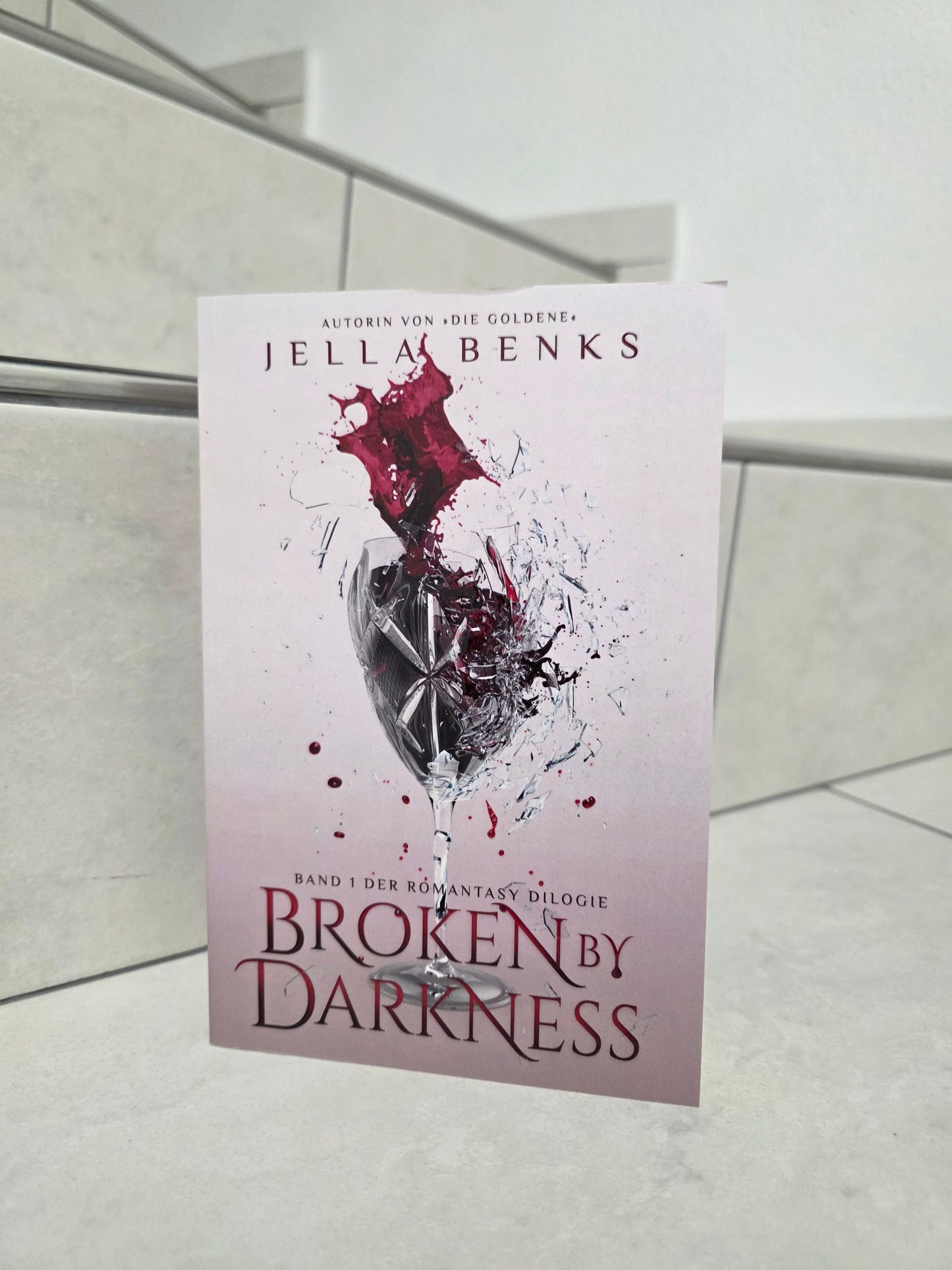 Broken by Darkness von Jella Benks