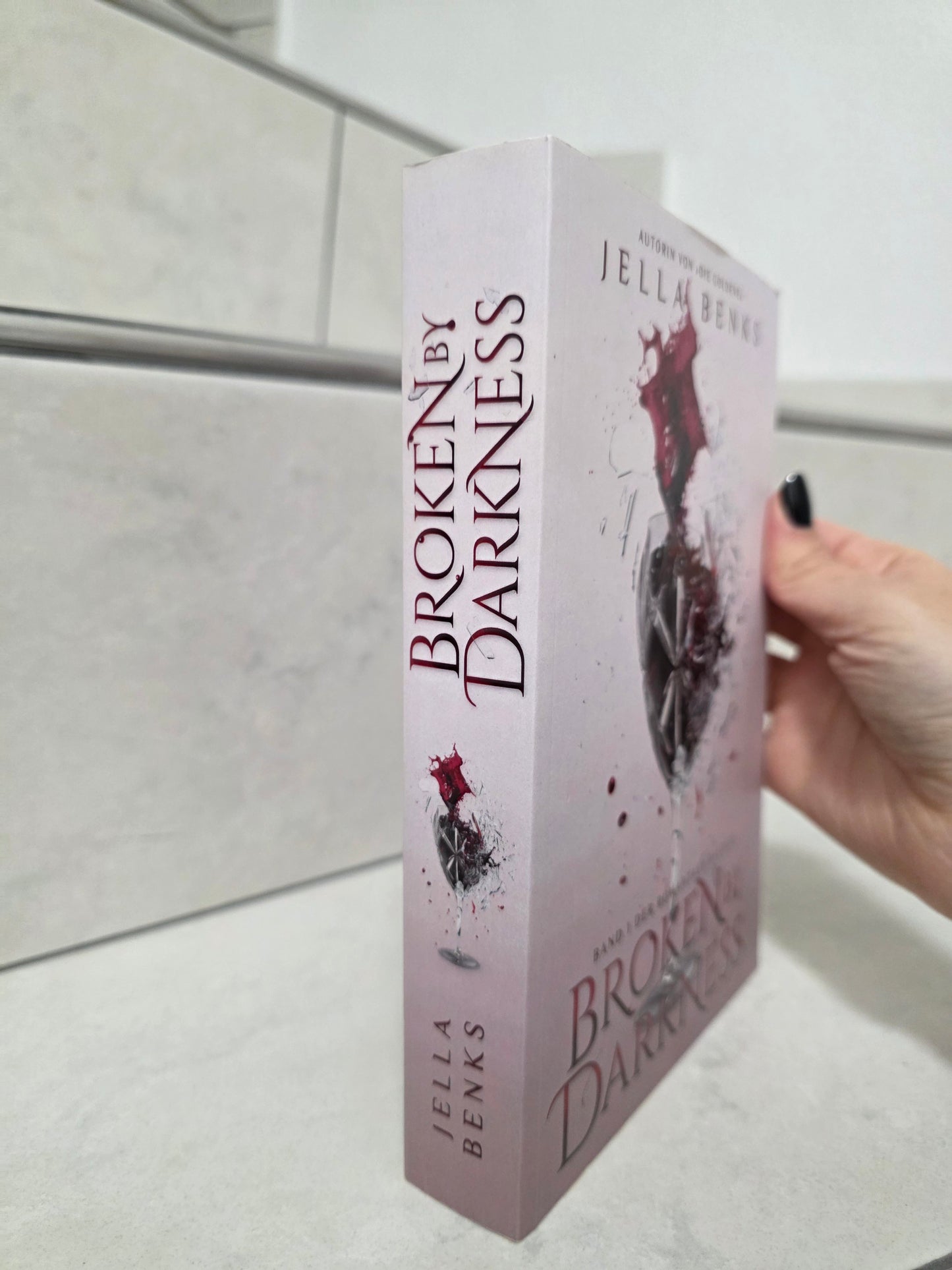 Broken by Darkness von Jella Benks