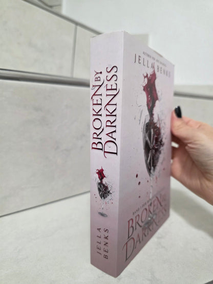 Broken by Darkness von Jella Benks