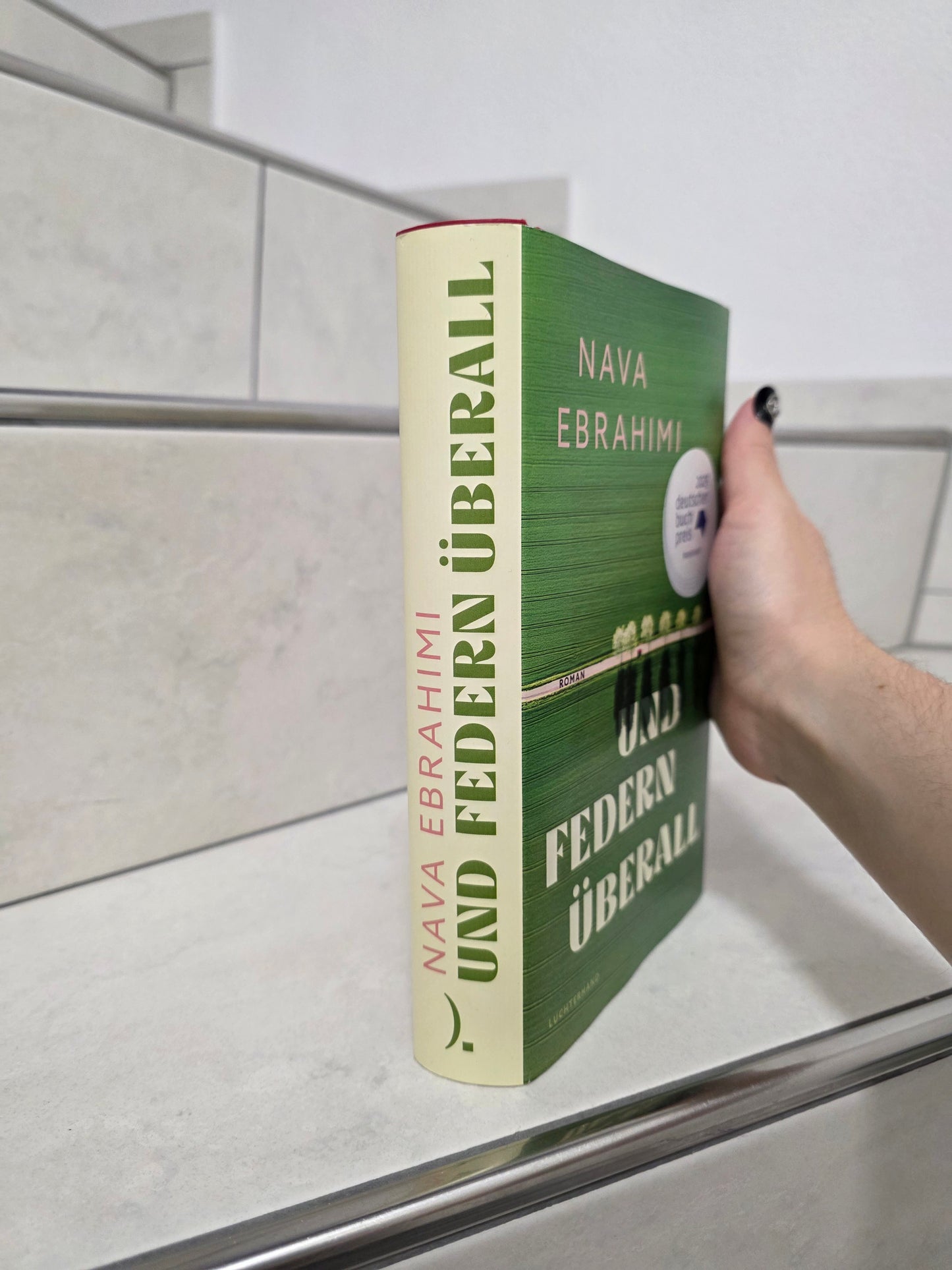 Und Federn überall von Nava Ebrahimi