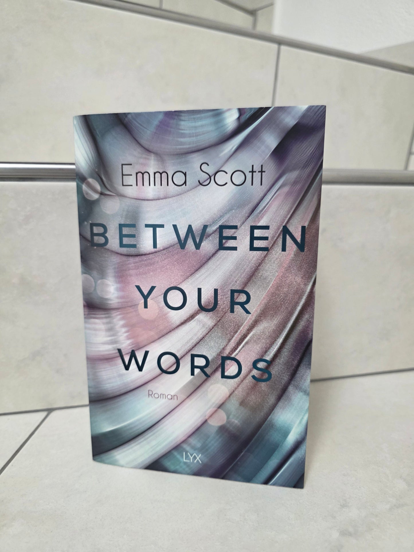 Between Your Words von Emma Scott