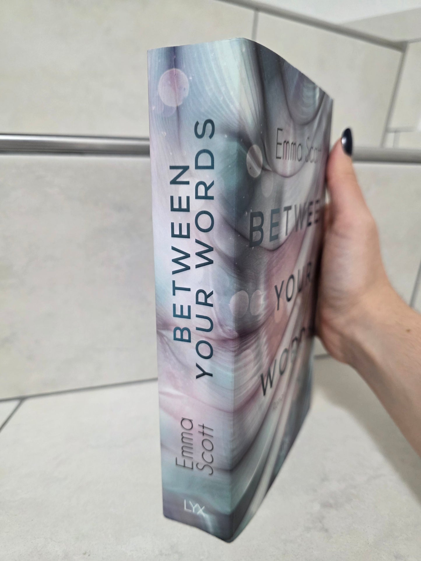 Between Your Words von Emma Scott