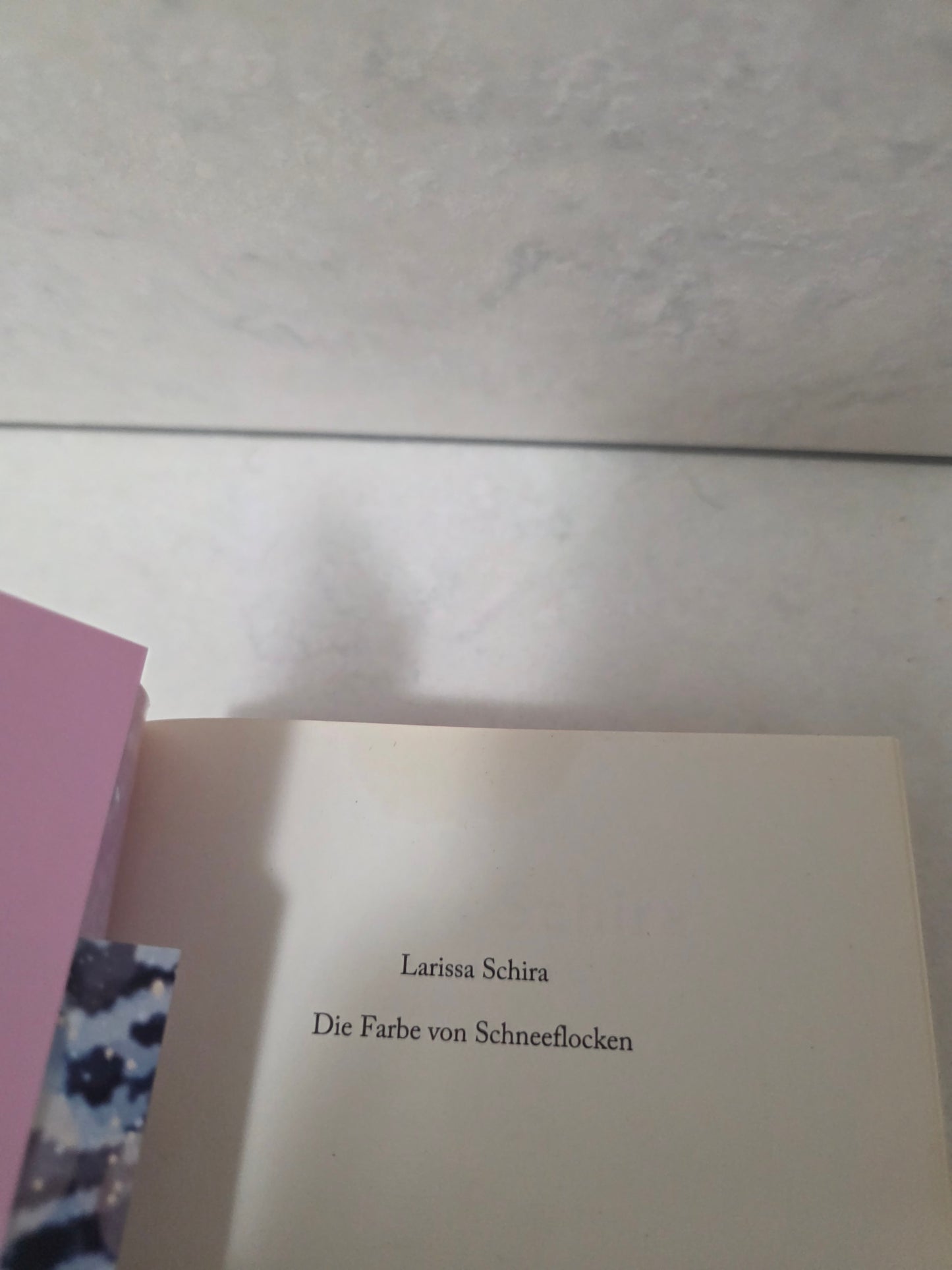 Die Farbe von Schneeflocken von Larissa Schira