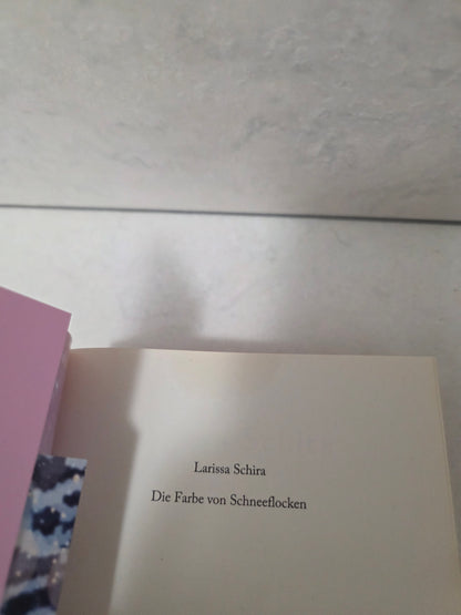 Die Farbe von Schneeflocken von Larissa Schira