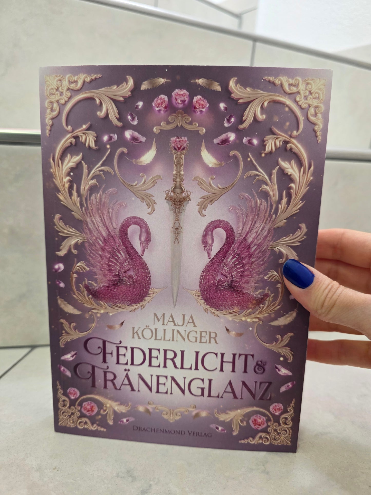 Federlicht & Tränenglanz von Maja Köllinger