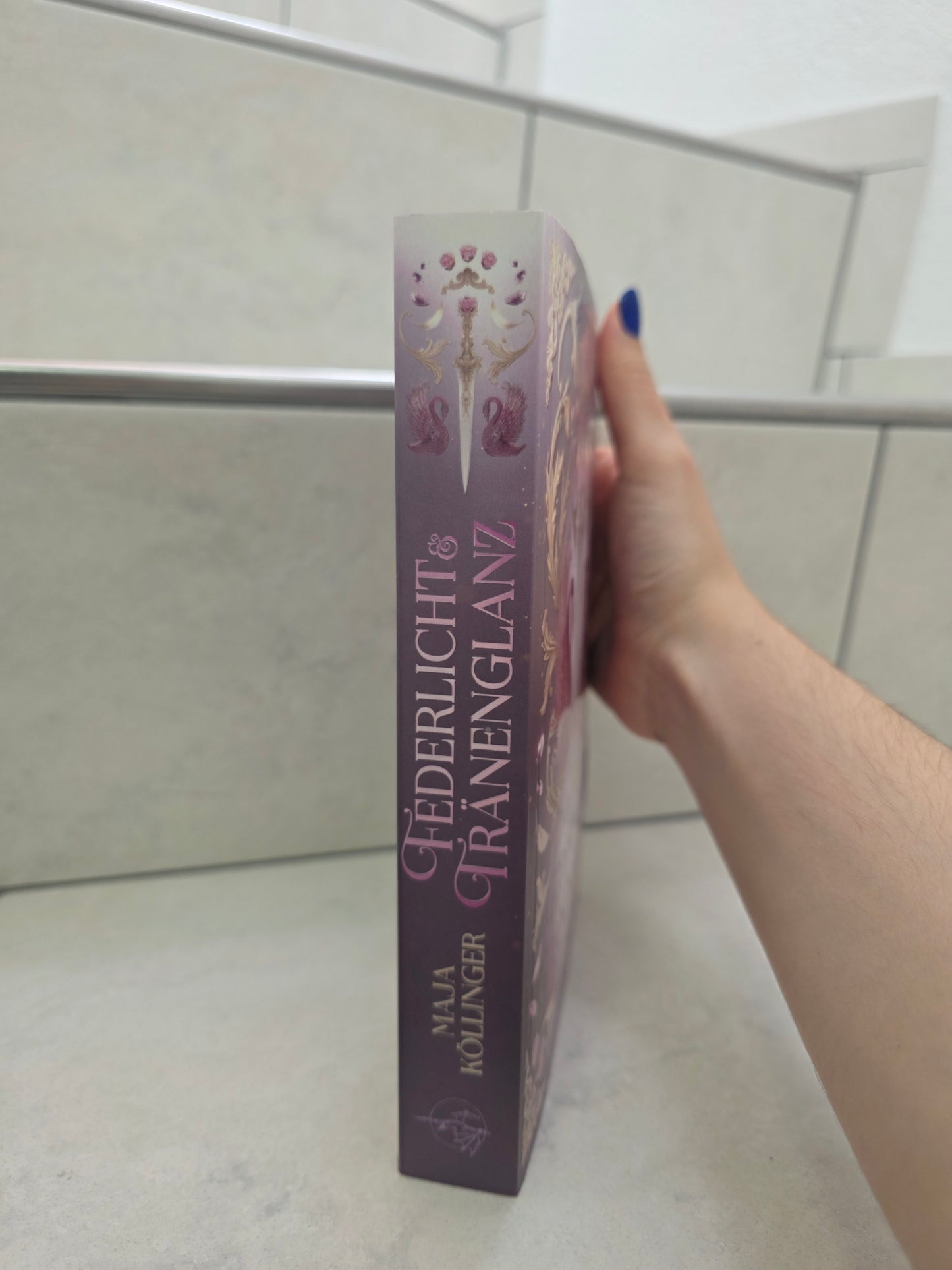 Federlicht & Tränenglanz von Maja Köllinger