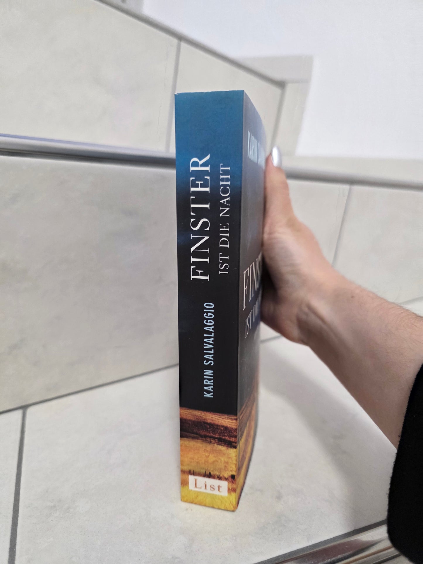 Finster ist die Nacht von Karin Salvalaggio