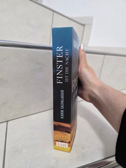 Finster ist die Nacht von Karin Salvalaggio