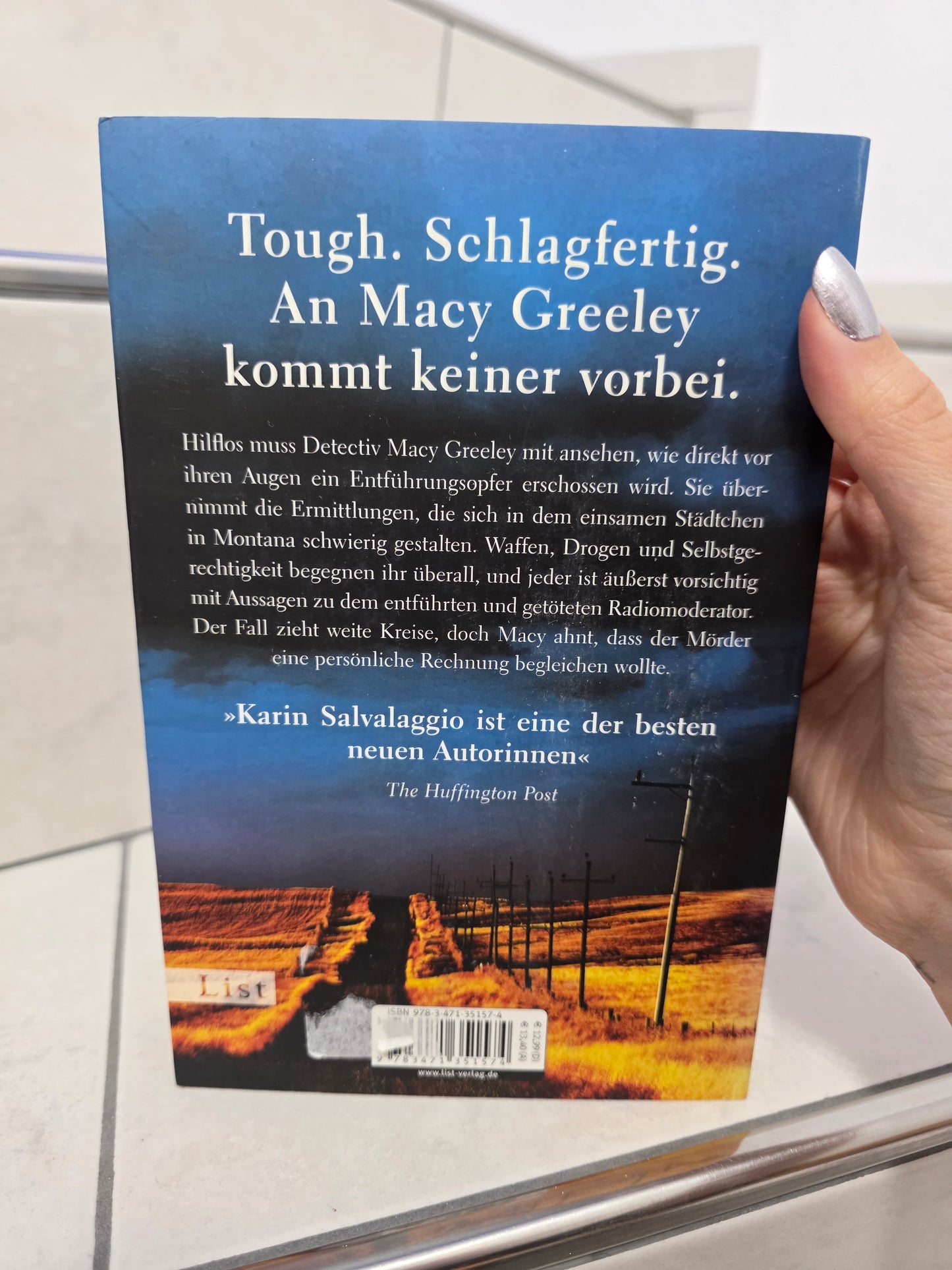 Finster ist die Nacht von Karin Salvalaggio