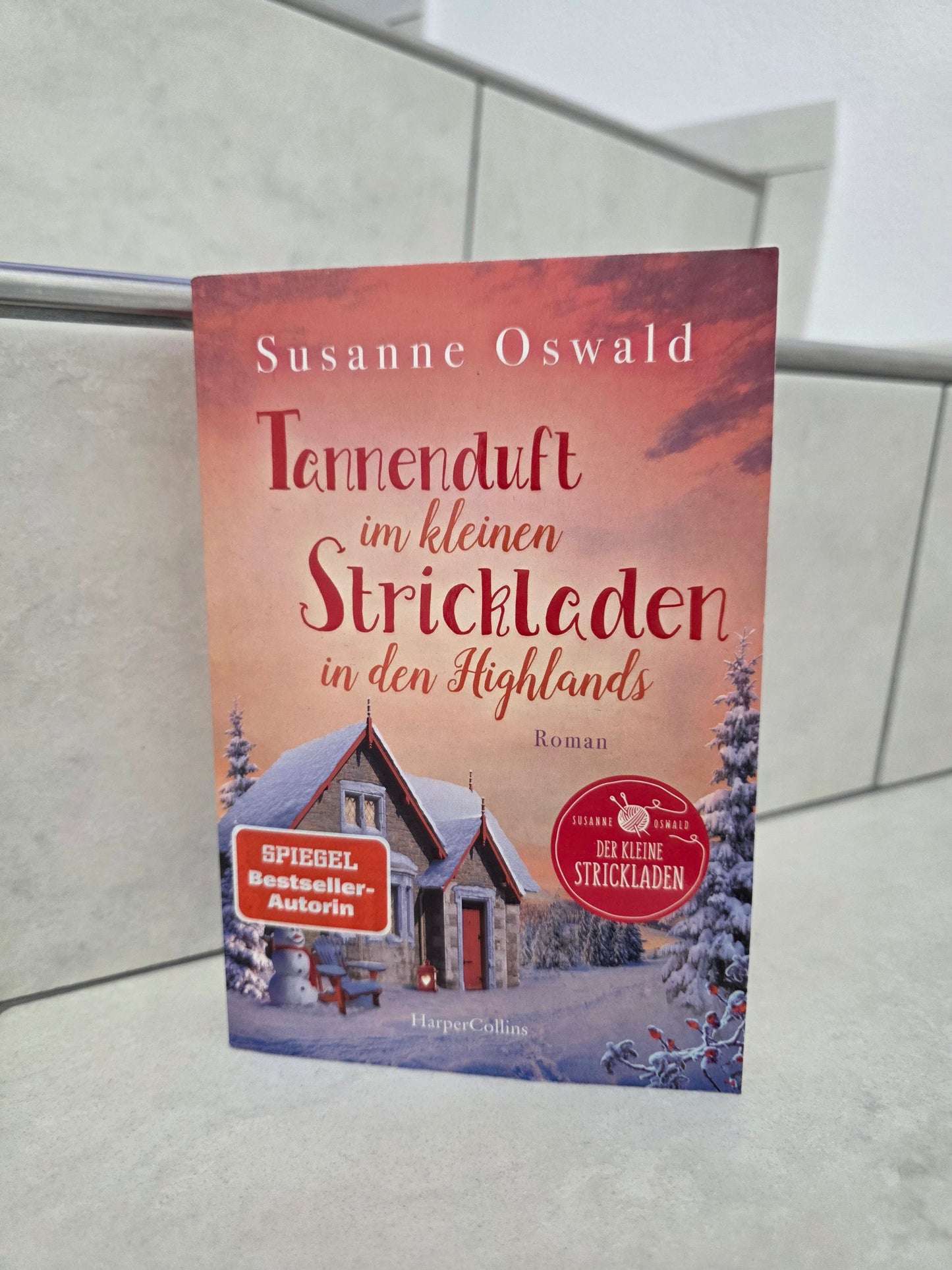 Tannenduft im kleinen Strickladen in den Highlands von Susanne Oswald
