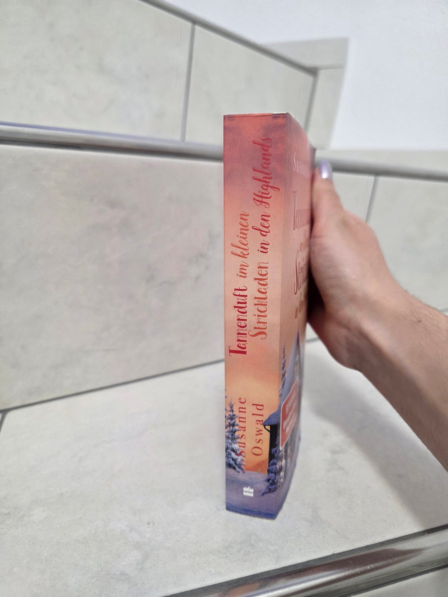 Tannenduft im kleinen Strickladen in den Highlands von Susanne Oswald
