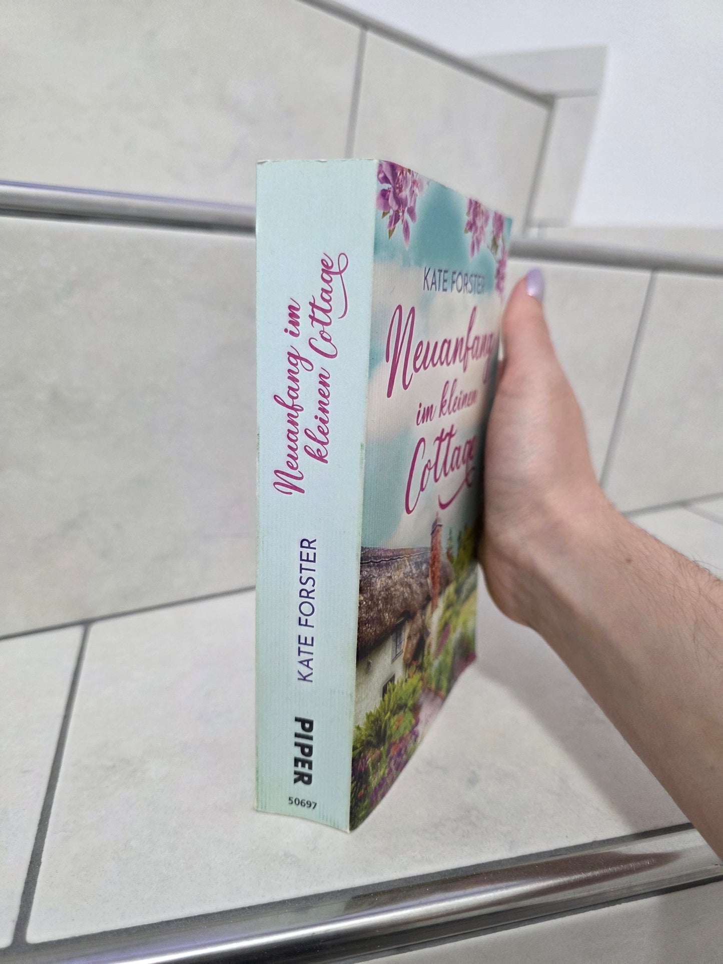 Neuanfang im kleinen Cottage von Kate Forster