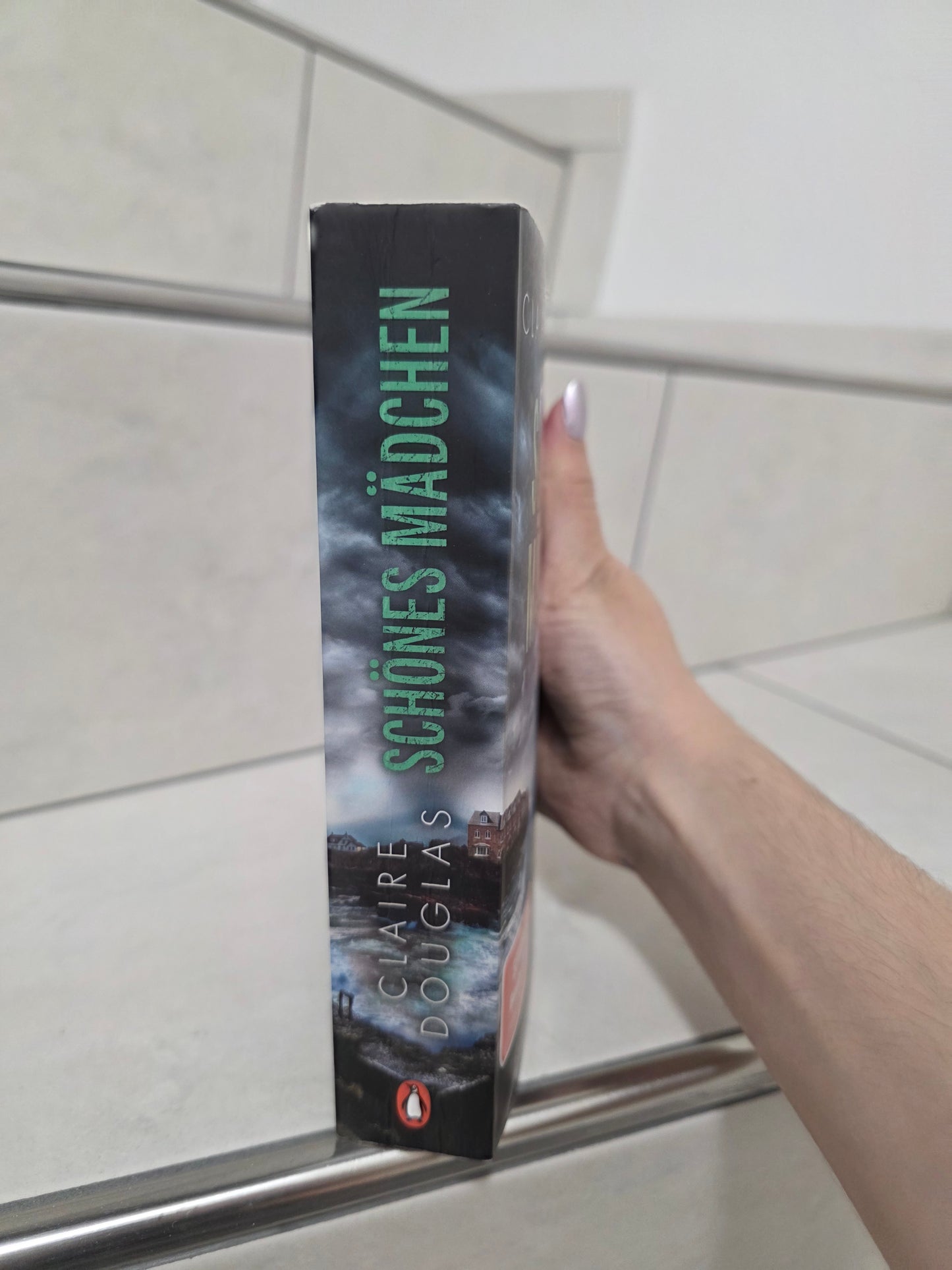 Schönes Mädchen von Claire Douglas
