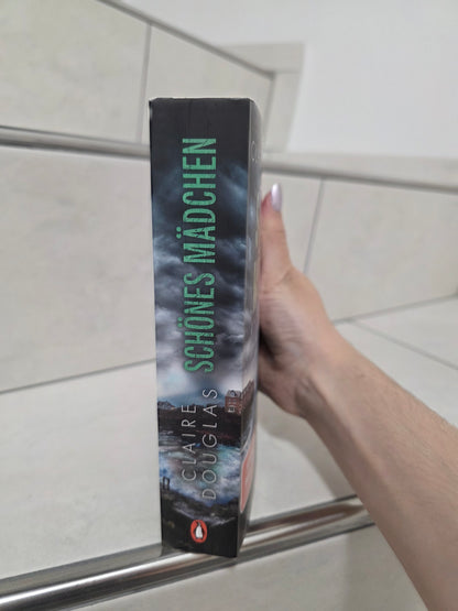 Schönes Mädchen von Claire Douglas