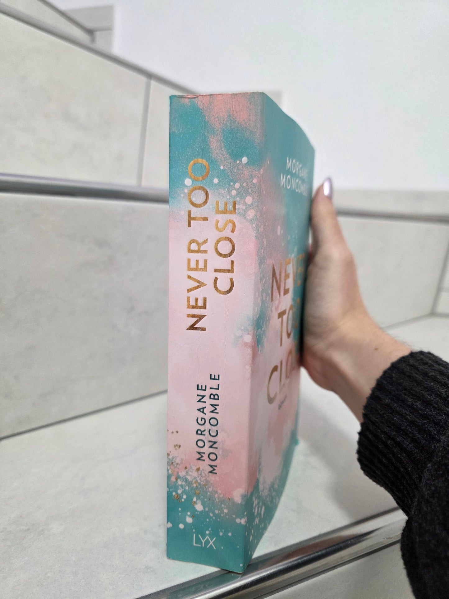 Never too close von Morgane Moncomble