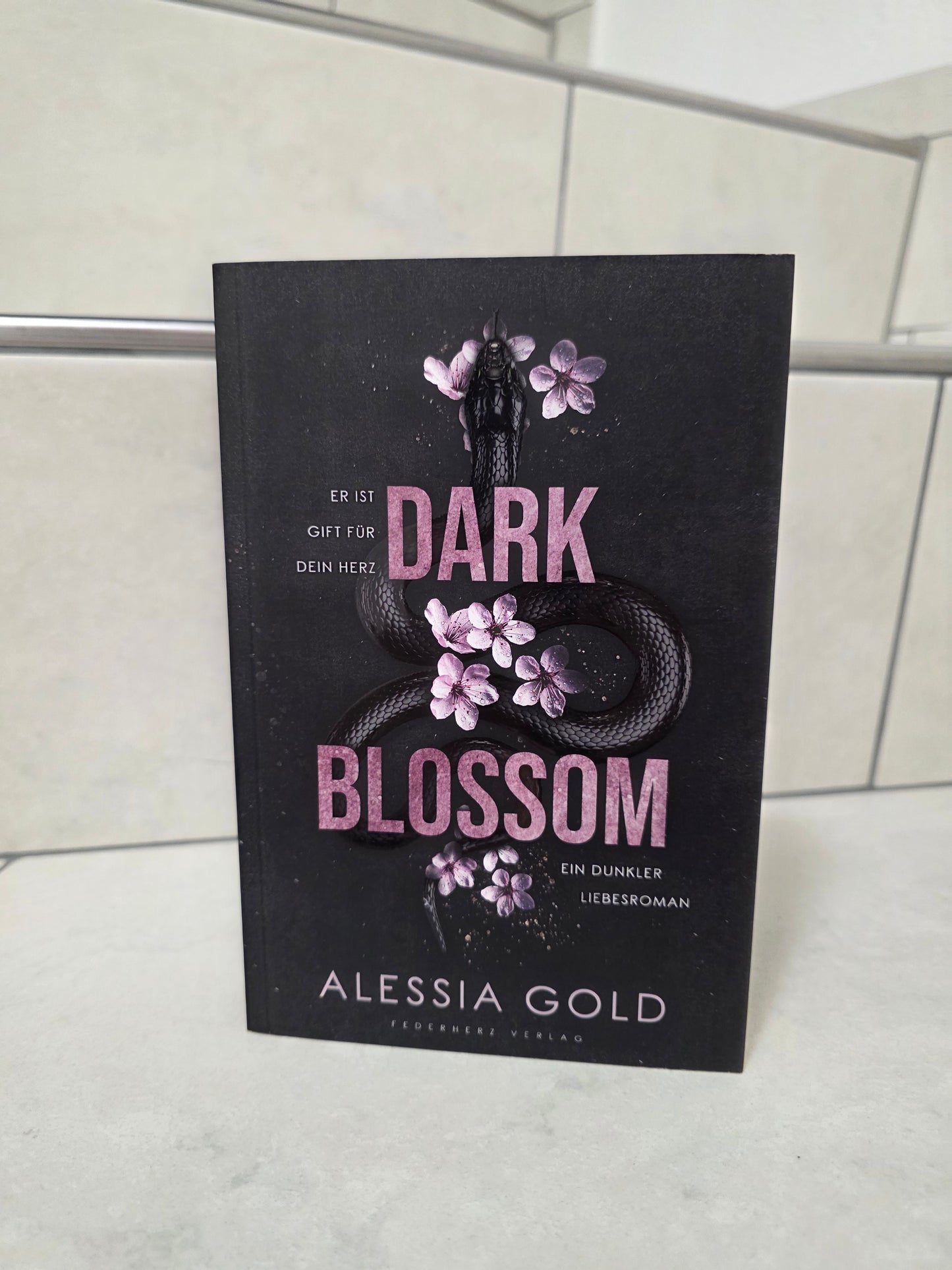 Dark Blossom von Alessia Gold