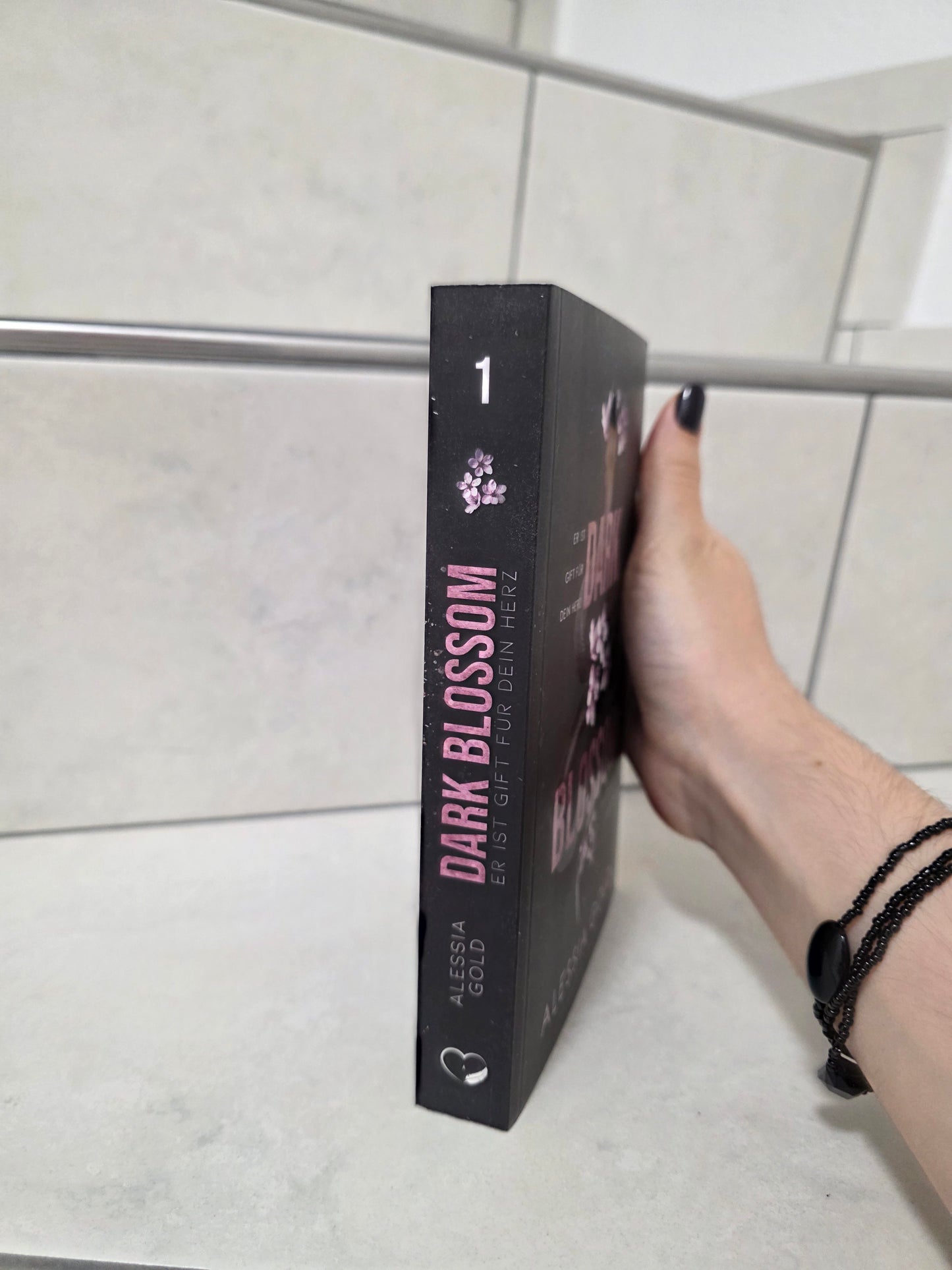 Dark Blossom von Alessia Gold