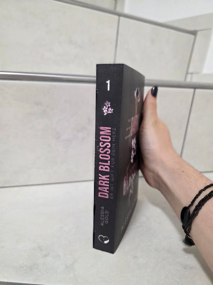 Dark Blossom von Alessia Gold