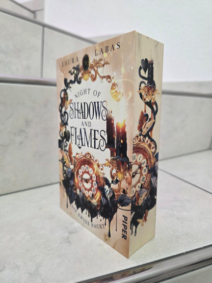 Night of Shadows and Flames von Laura Labas