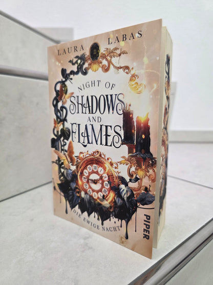 Night of Shadows and Flames von Laura Labas