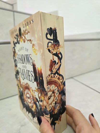 Night of Shadows and Flames von Laura Labas