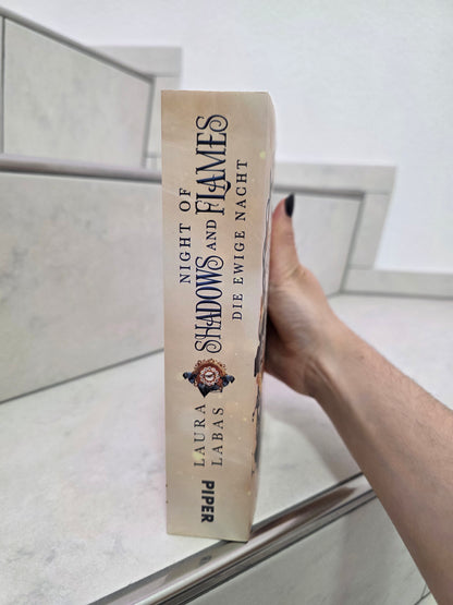 Night of Shadows and Flames von Laura Labas