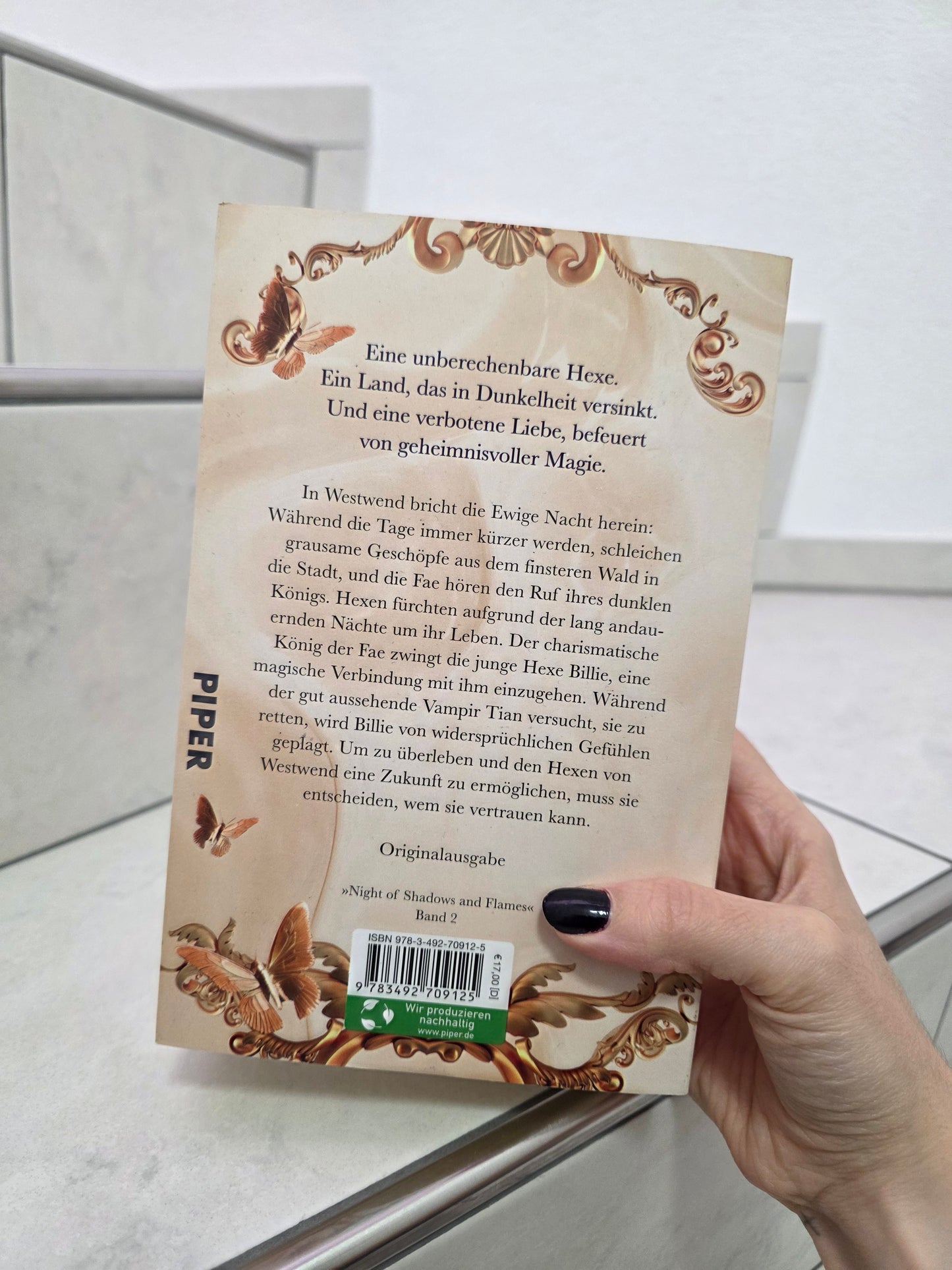 Night of Shadows and Flames von Laura Labas