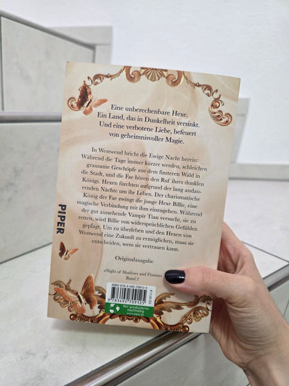 Night of Shadows and Flames von Laura Labas