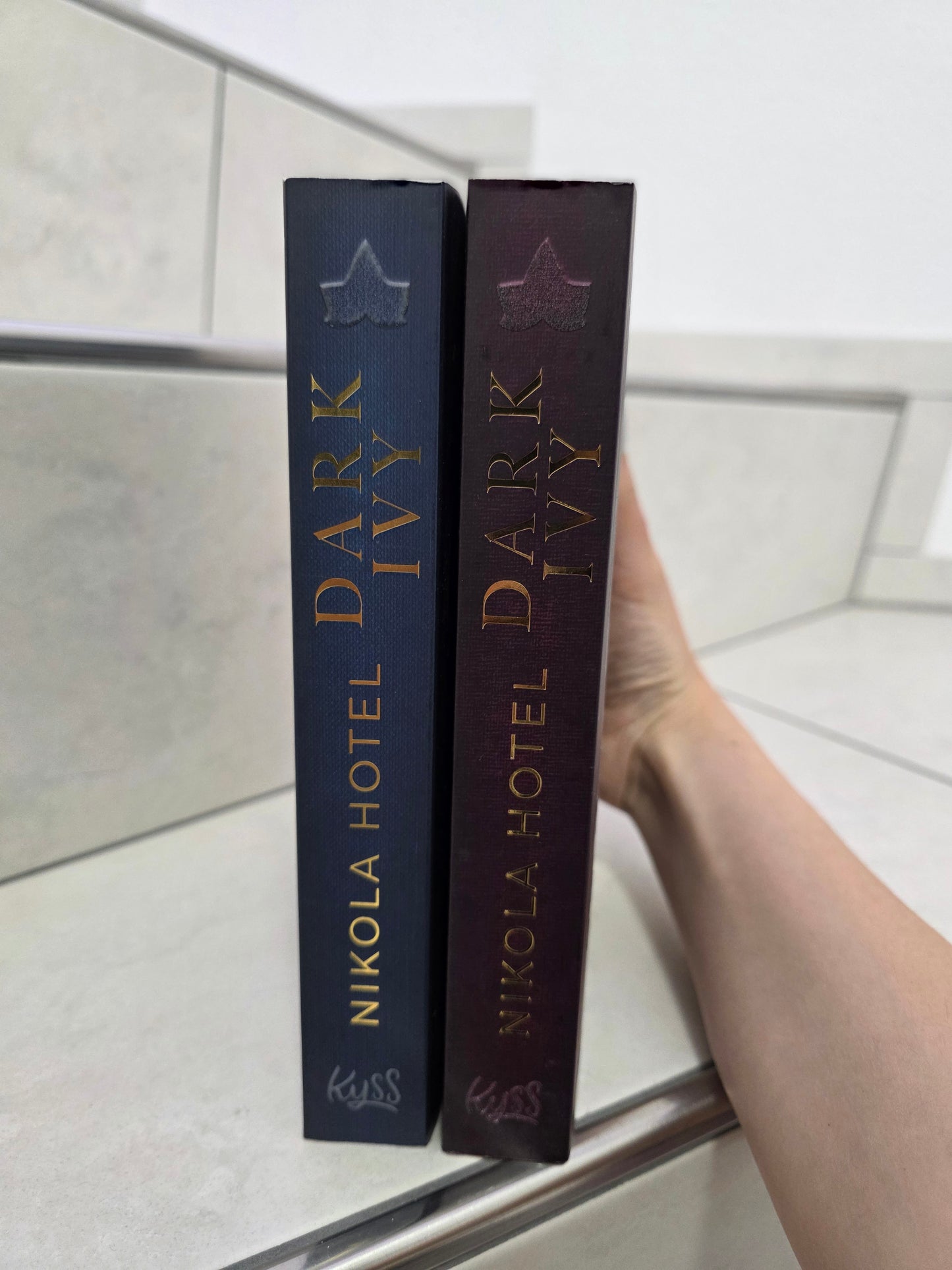 Dark Ivy 1&2 von Nikola Hotel