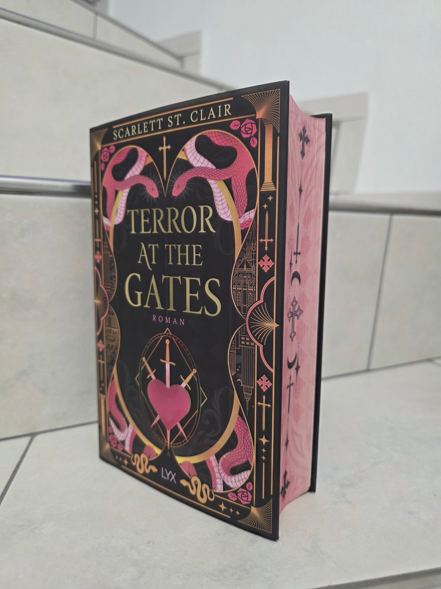 Terror at the Gates von Scarlett St. Clair
