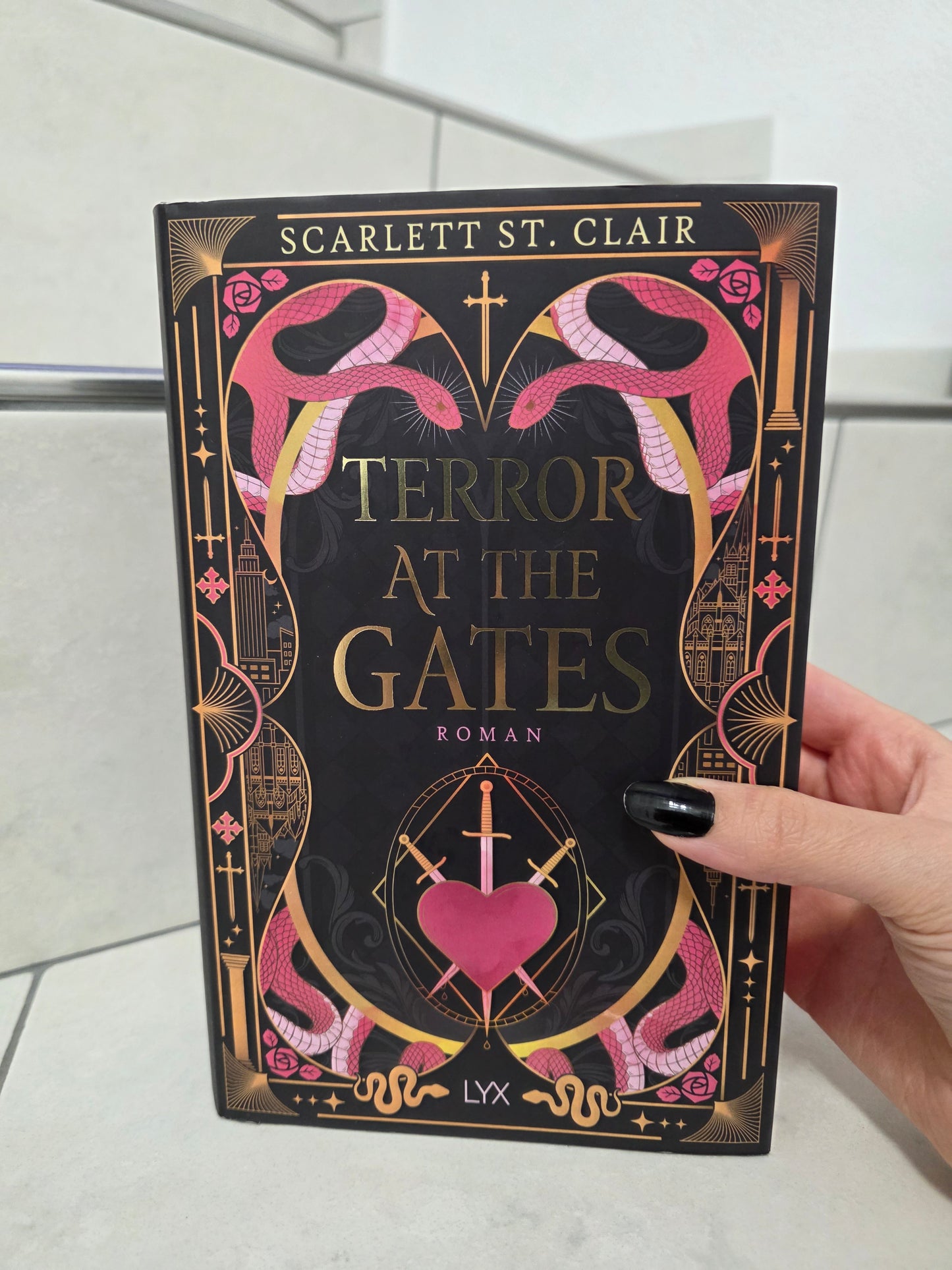 Terror at the Gates von Scarlett St. Clair